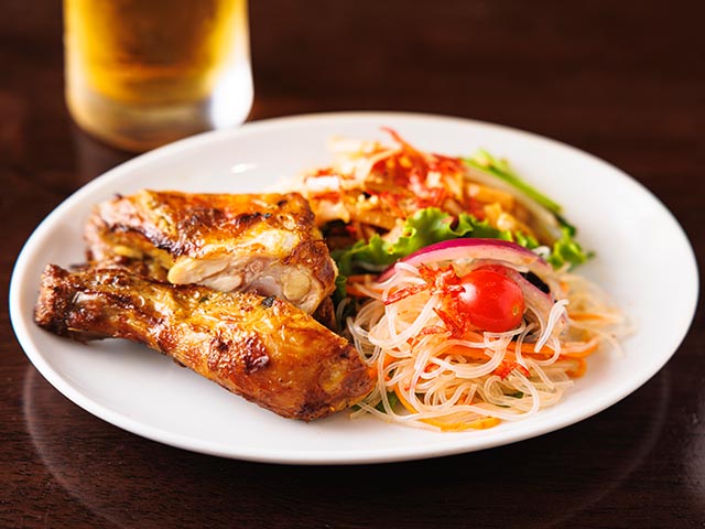 タイ料理ワンプレートセット（ガイヤーン、パッタイなど）