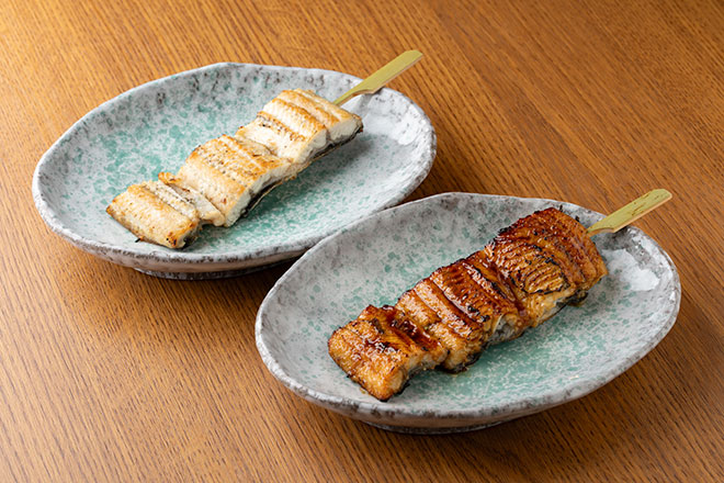 鰻の串焼き（黒／白）